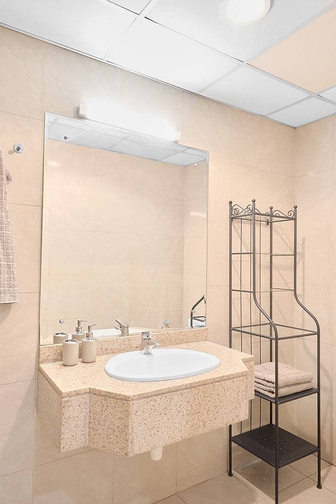 16 Bathroom
