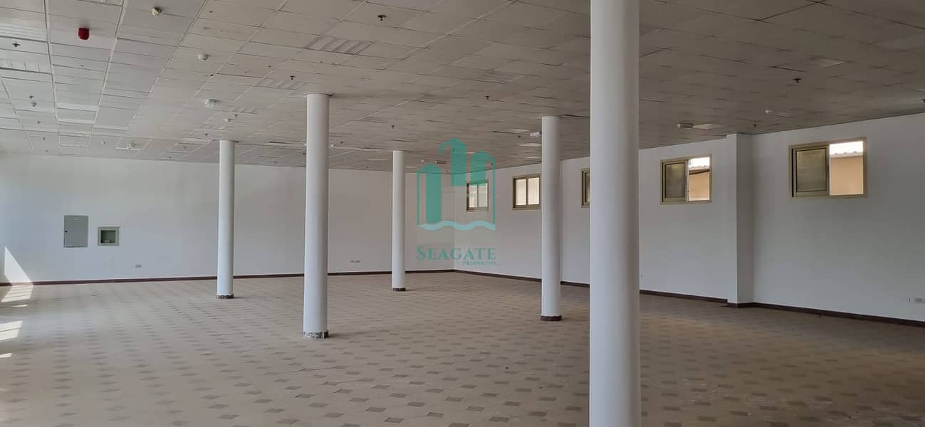 facing to main road 3000 square feet showroom in Al Quoz 3