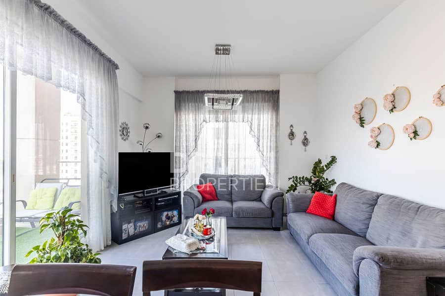 Modern and Bright Unit | Well Maintained