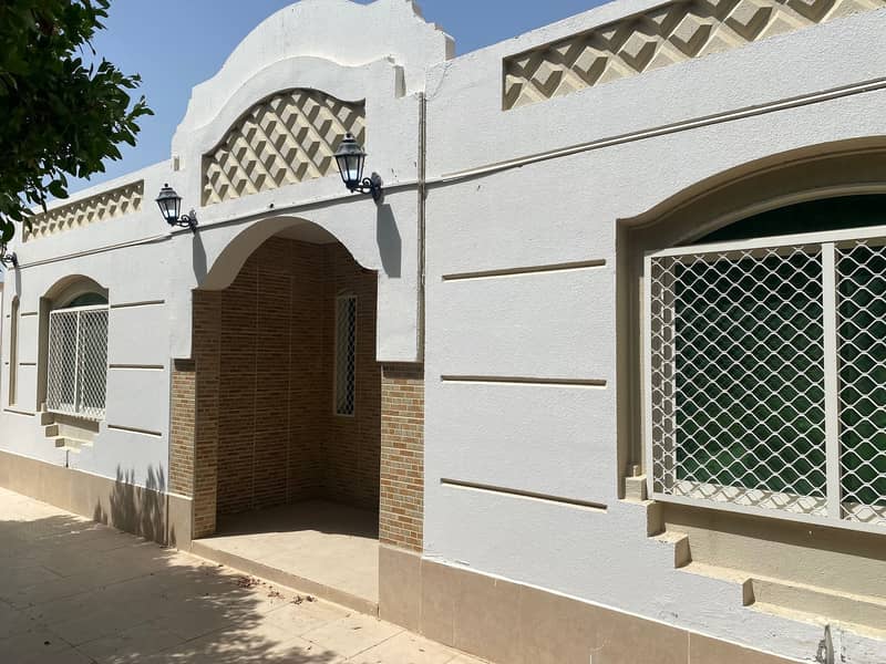 Five-bedroom villa near the garden in Al-Nouf