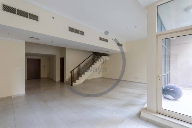 High Class Property | 3 bedroom with maid  duplex  Villa| Vacant