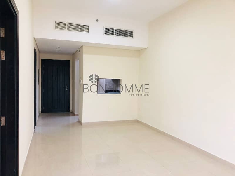 Spacious 1Bedroom Apartment with Beautiful View Balcony (CHILLER FREE)