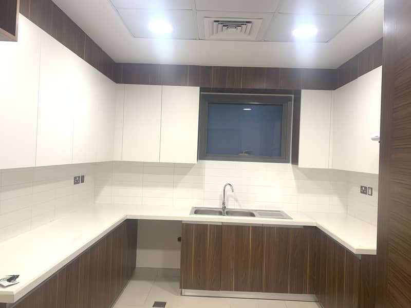 Brand new,luxurious 2bhk rent 84k only in 12chqs with maid room