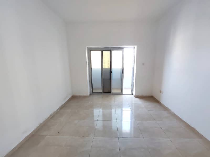 PARKING FREE  / MASTER BEDROOM  / GET NICE 1BHK WITH BALCONY OPPOSITE OF SAHARA CENTRE