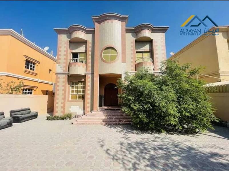 For sale in Al Mowaihat, close to Al Jar Street, a very clean villa with new air conditioners, an area of ​​5000 feet, close to the mosque on the cons