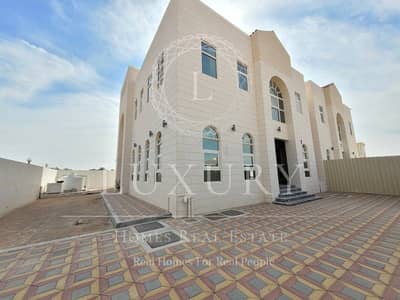 5 Bedroom Villa for Rent in Al Bateen, Al Ain - Bright Charming Duplex With Wardrobes & Private Yard