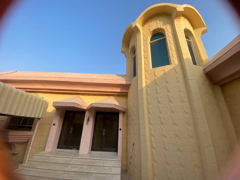 five-room corner villa in Al-Azra