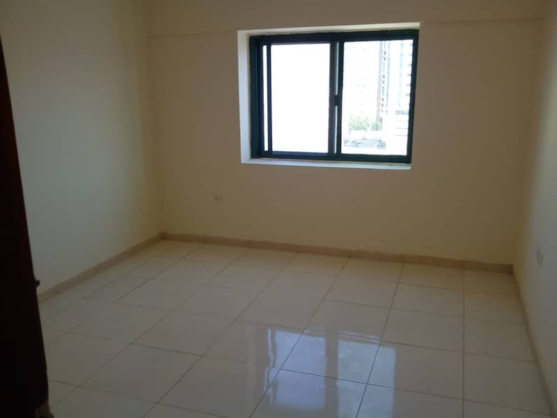 شقة في منطقة الكرامة 1 غرفة 15000 درهم - 6736995