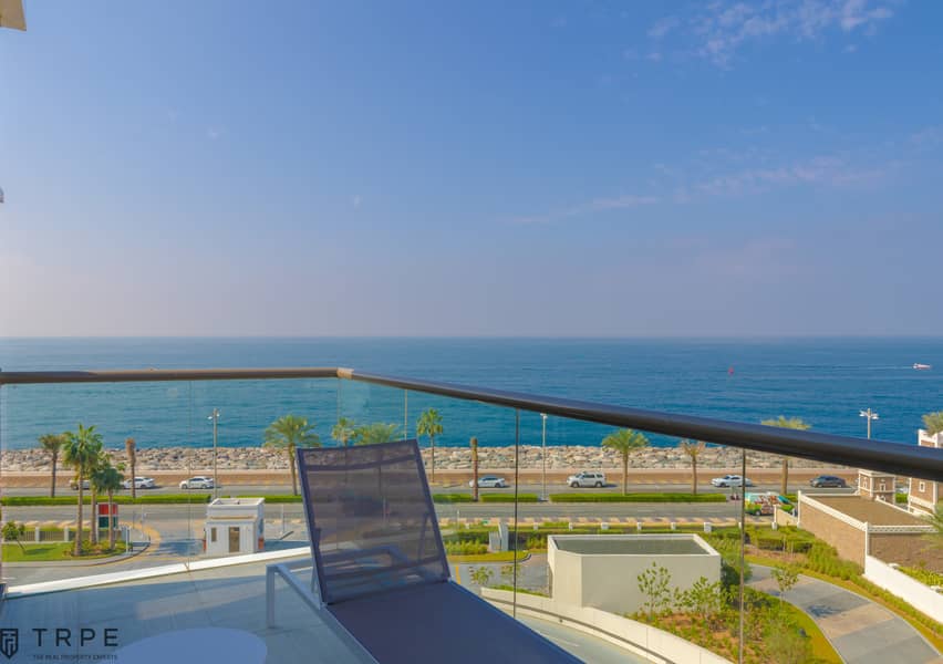 BEACHFRONT HOTEL LIVING WITH DUBAI SKYLINE VIEW