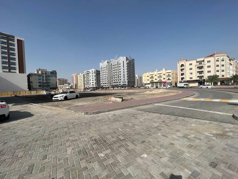 For sale residential commercial land in Al Hamidiyah, a main street, the land has a corner of 3 streets, an excellent location, a ground license and 8