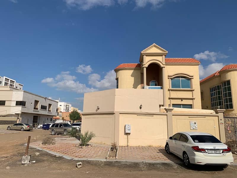 2nd lplot from main road corner villa for rent 5 bedrooms and hall