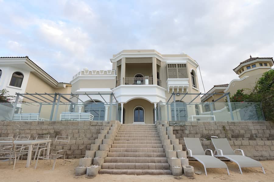 VIP Castles - Elegant 4B+Maid room Villa in Palm