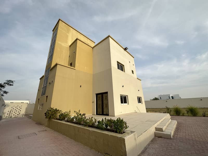 LUXURY VILLA FOR RENT IN KHAWANEEJ(5bed+hall+living +dining +garden+parking