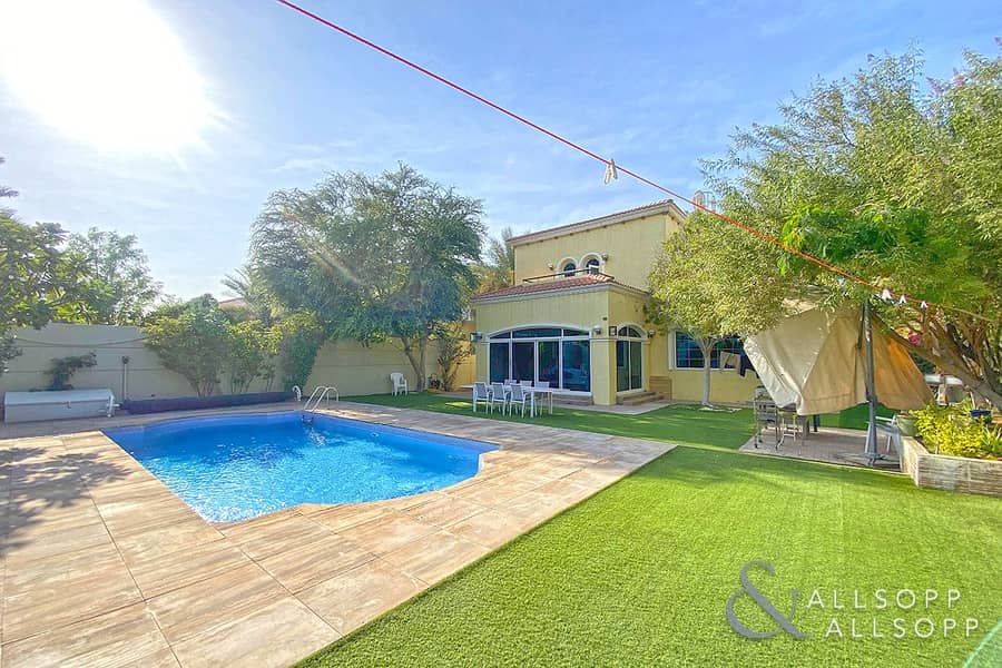 4 Bed | Upgraded | Private Swimming Pool