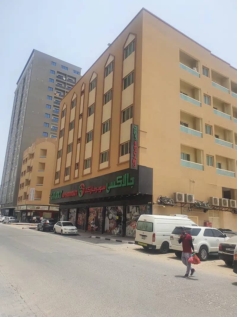مبنى تجاري سكني على شارعين للبيع بالقرب من المنطقة الحرة وممشى وميناء عجمان بمنطقة ليوارة 1
