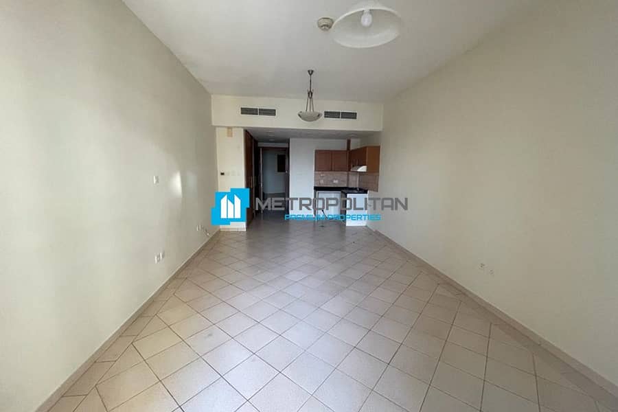 Well Maintained |Near Bus Stop| Huge & Bright