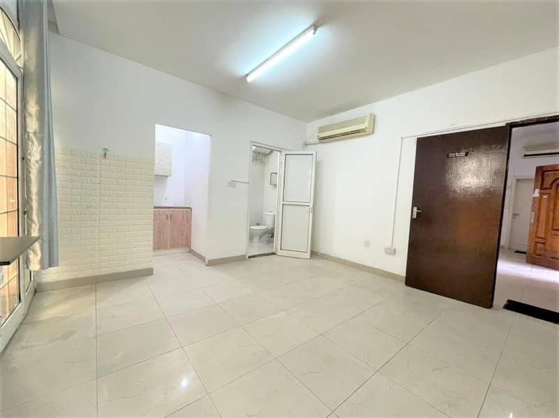 EXCELLENT 1BHK IN GROUND FLOOR W/ BALCONY IN AIRPORT ROAD; AL WAHDA MALL NEARBY FOR 40K ONLY!