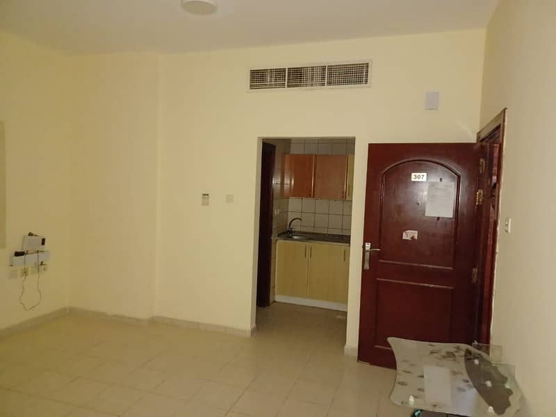 Large studio without balcony, central air conditioning, two months free. . .