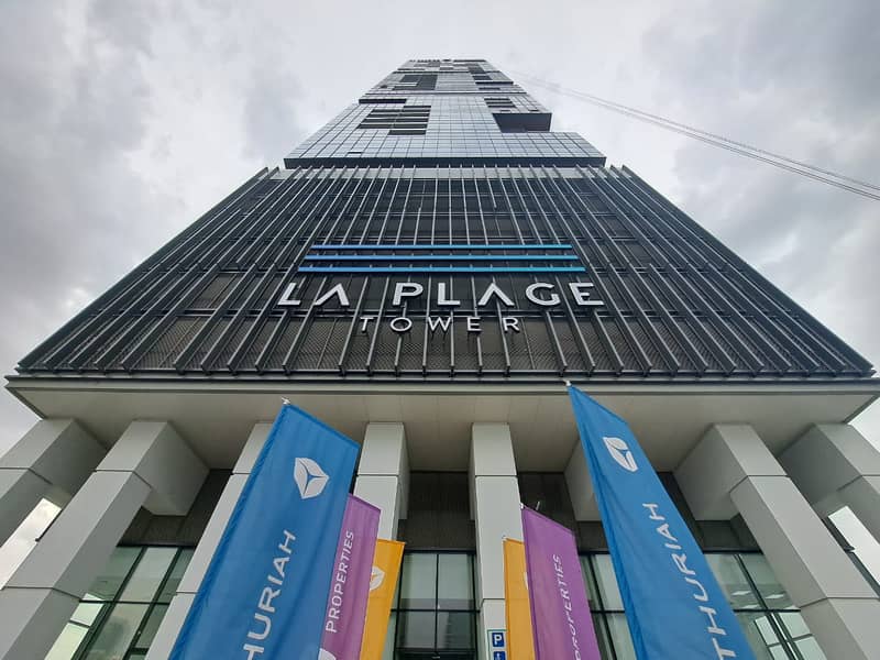 يقع فندق La Plage Tower 2bhk في موقع مثالي بين دبي والشارقة