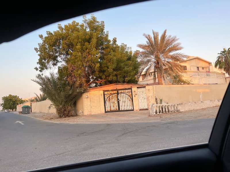 For sale villa in Ajman, Mushairif, corner of two streets, at an excellent price