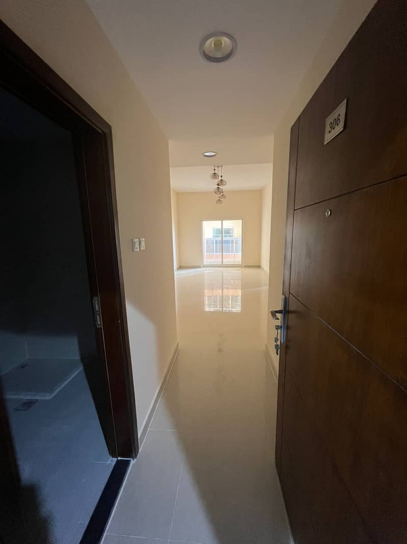 For rent in Ajman - two rooms and an annual hall in Al Jurf area 3 rooms and a hall The price is 33 thousand + free month - facilities with payments 4