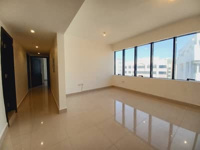 فلیٹ 2 غرفة نوم للايجار في الوحدة، أبوظبي - شقة في شارع الوحدة (شارع دلما) الوحدة 2 غرف 50000 درهم - 6793493
