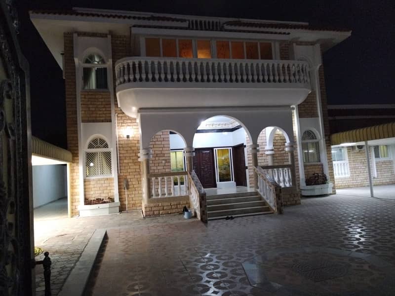 For rent, a villa of 6 bedrooms, a hall, 2 halls, a large area, a lively location