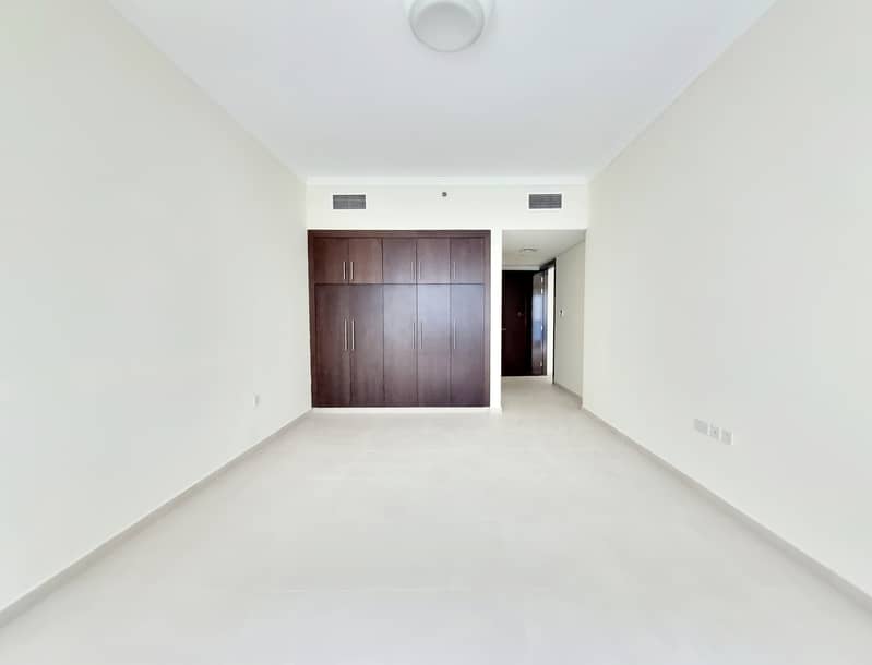 شقة في بناية وصل توباز،الكرامة 1 غرفة 52999 درهم - 6772609