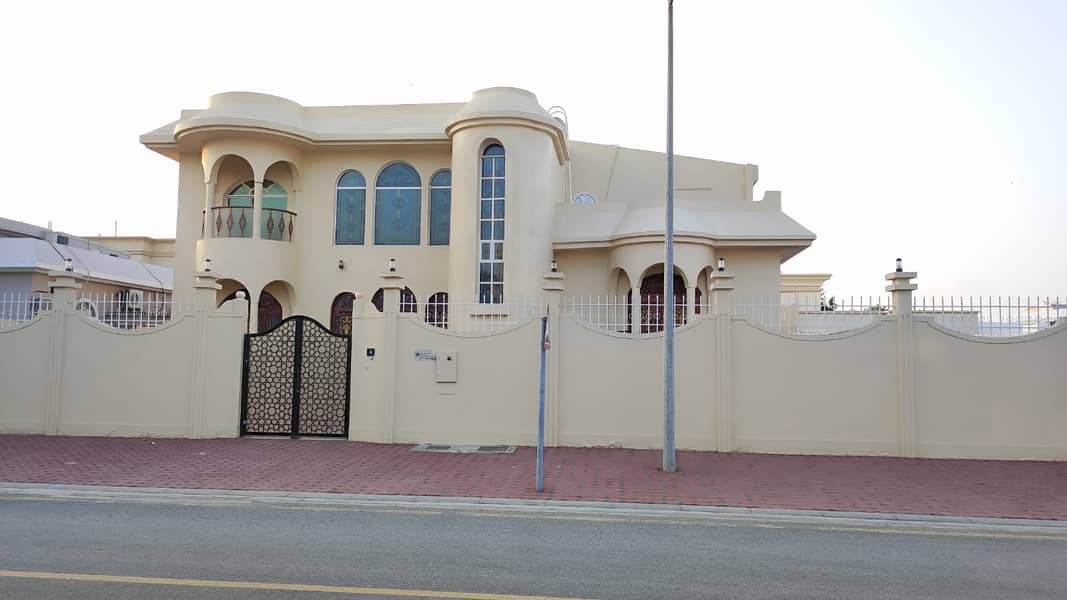 For sale a 6-room villa in Al-Ramaqiyah, Wasit suburb, Sharjah  On an area of ​​13,000 feet  It consists of two floors and 6 bedrooms