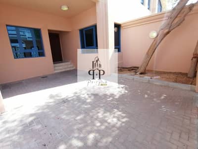 Spacious Villa  4 bedroom hall with maids rooms Parking Lawn