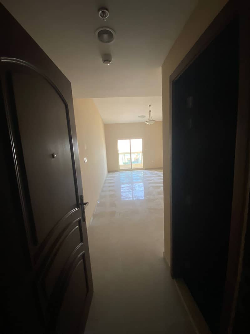 For rent in Ajman, a room and an annual hall, in the Al Jurf area, 3 rooms and a hall, the price is 19 thousand + a free month + free parking, payment