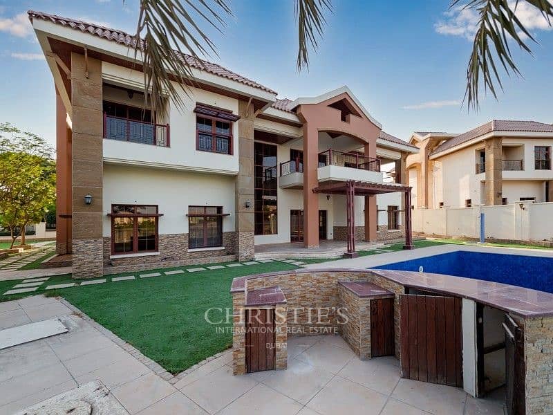 5-Bedroom Waterfront Mansion in Jumeirah Islands 5-Bedroom Waterfront Mansion in Jumeirah Islands