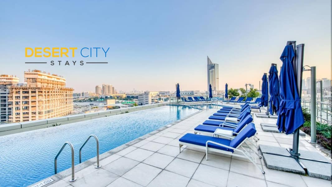 22 Swimming pool with Sunloungers