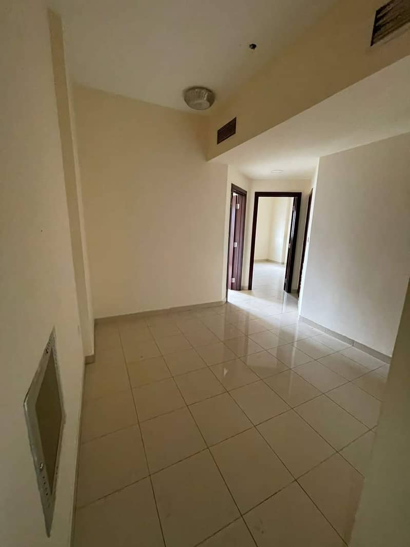فرصة شقة للايجار بالشارقة - ابو شغارة - غرفتين وصالة و 2 حمام - 21000 مع شه