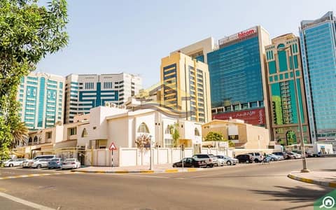 مبنى سكني  للبيع في شارع المطار، أبوظبي - بناية للبيع موقع جدا مميز 2 زاوية وشارعين