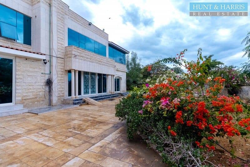 Luxurious Villa - Spacious Layout - Private Pool Luxurious Villa - Spacious Layout - Private Pool