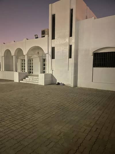 For rent a villa in Al Tarfa area in Sharjah.