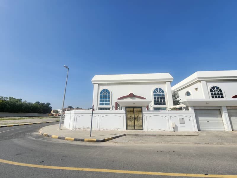 Independent Corner 4BR villa in prime location of Sharqan villa separate majlas big living hall and all master bedroom