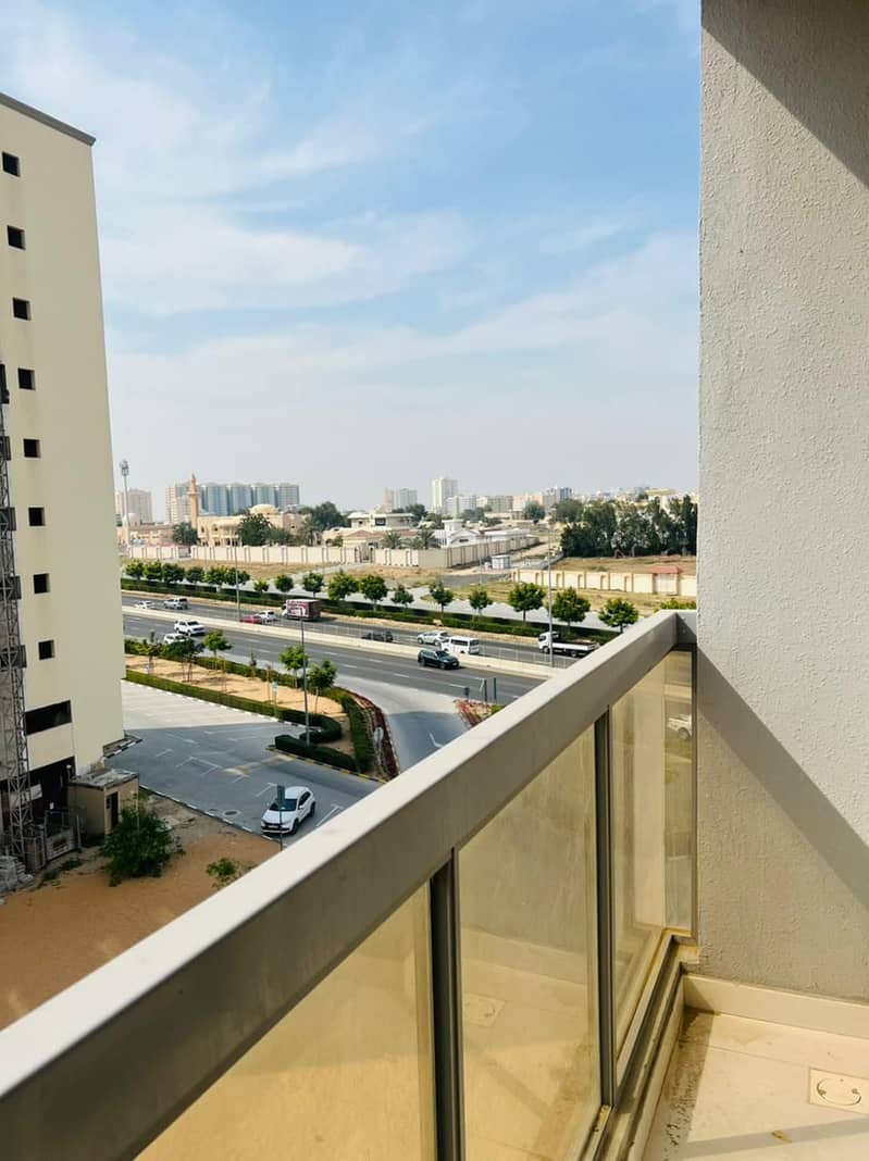 For rent a two-room apartment and a distinctive hall, with a distinctive view of the main Al Hamidiyah Street in Ajman A large area