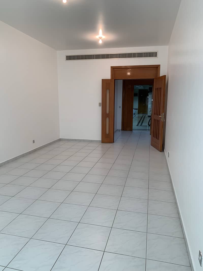 Spacious 1 Bhk available in Madinat zayed with 2 Bathrooms