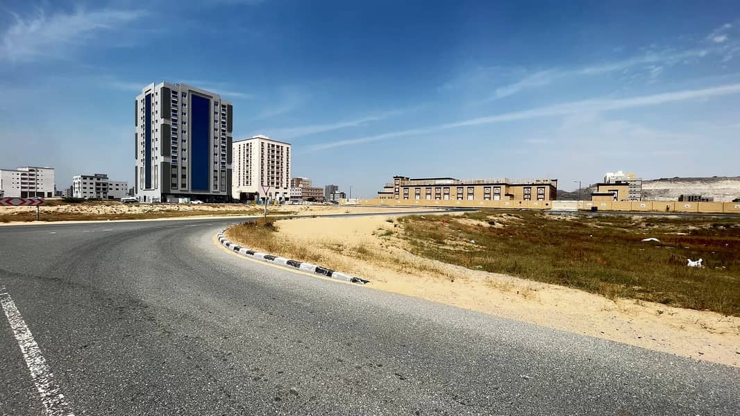 For sale land in Ajman Al Jurf, residential and commercial, area of 900 square meters, corner, excellent location, ground license and 8 floors