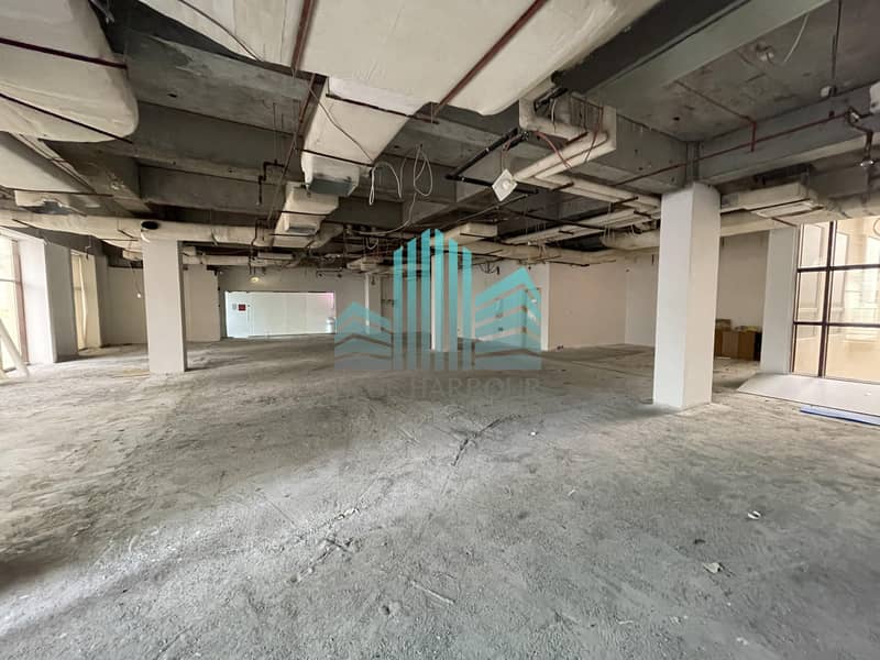 位于谢赫-扎耶德路，谢赫-马吉德大楼 的展览店面 760000 AED - 6975722