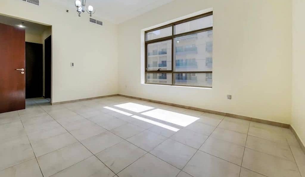 شقة في برج حمزة،مدينة دبي الرياضية 1 غرفة 600000 درهم - 6968634