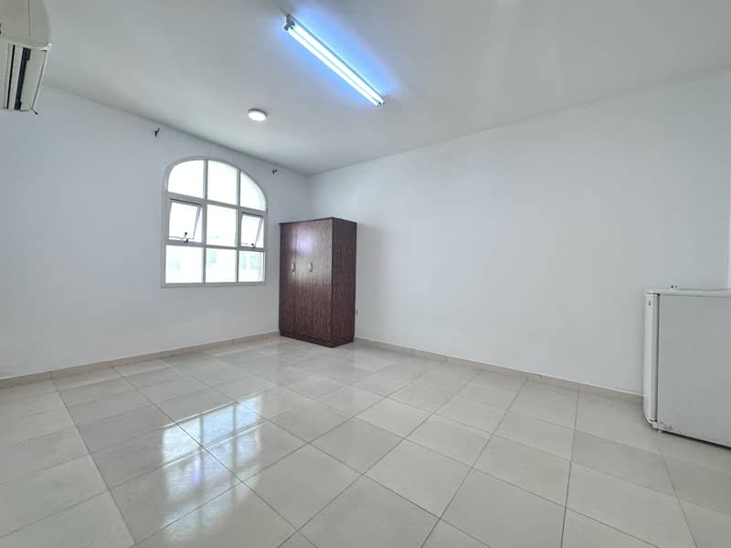 2000 month-Spacious Studio Apartment with separate kitchen