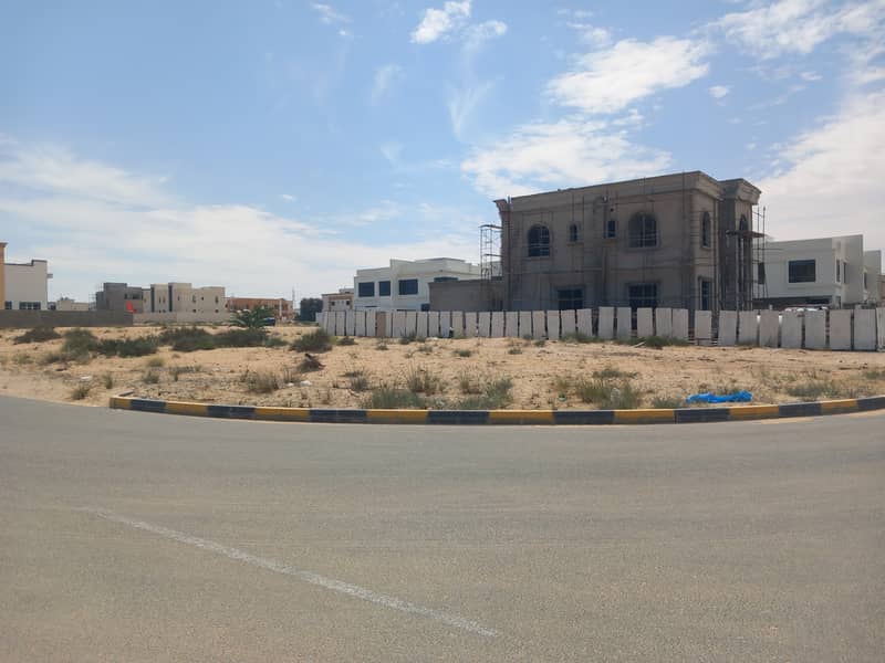للبيع الارض سكنية على الزاوية الشارع خلف المسجد في منطقة الحوشي في الشارقة تملك حر