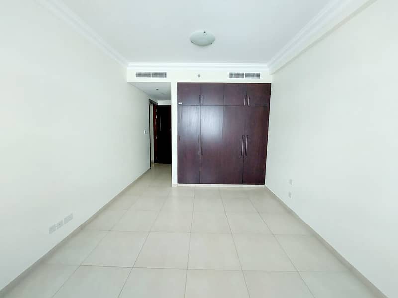 شقة في بناية وصل أكوا،الكرامة 2 غرف 68400 درهم - 7103261