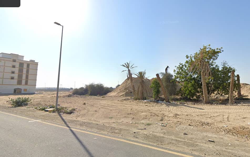 Commercial land in an excellent location in Al Falah area