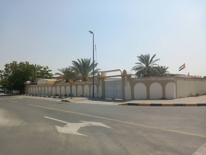 فيلا الايجار دور الارضي  مع الملحق على الزاوية و مقابل المسجد في منطقة الخزامية في الشارقة