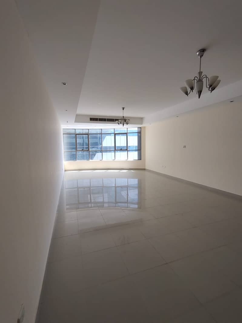 شقة 3 غرف وصالة للبيع في الشارقة قريبة جدا من دبي.