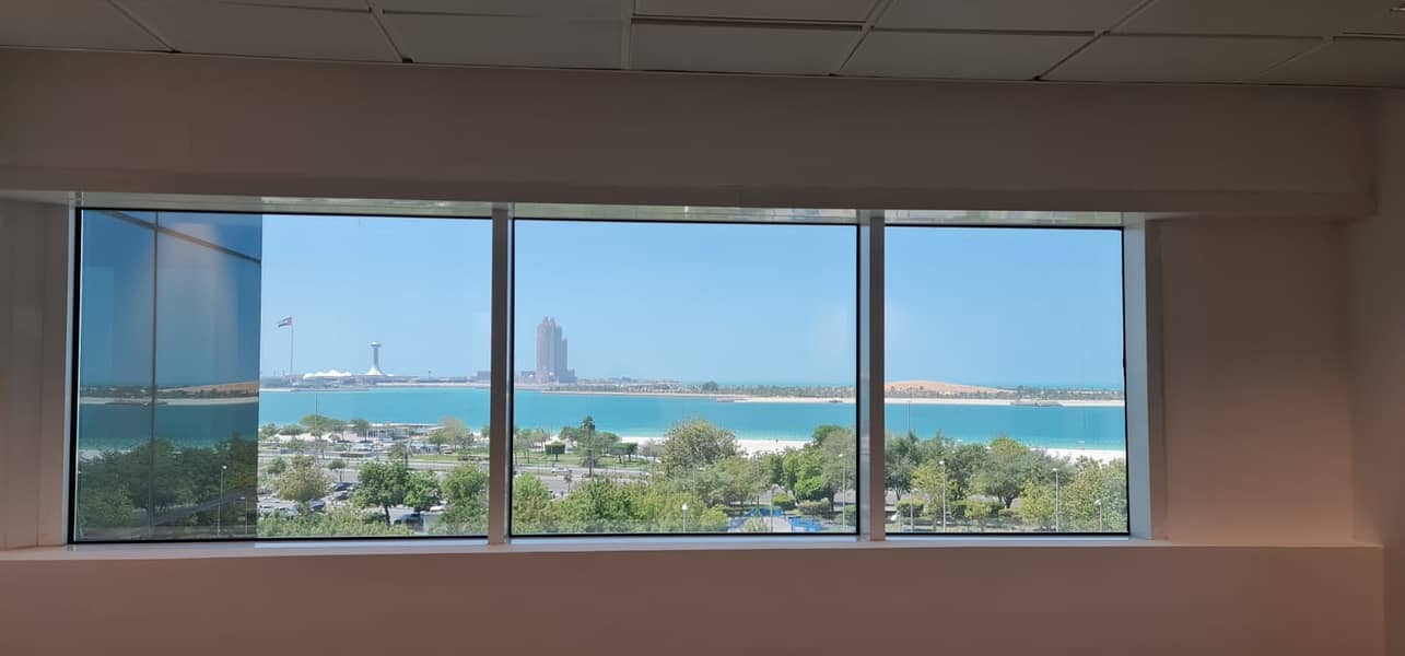 بدون عمولة للايجار  مكتب على كورنيش العاصمة ابوظبي .  برج بينونة 2 بناية بنك ابوظبي التجاري سابقاً